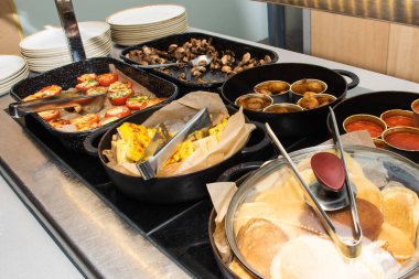 İngiliz kahvaltısı sergisi, yemek servisi ya da brunch masası büfesi. İçi her türlü lezzetli yemek, otel ya da restoran seti.