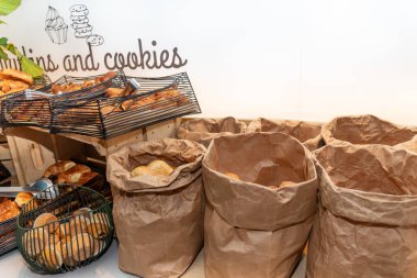 Bir otelde ya da restoranda nefis ekmek, kruvasan ve hamur işleriyle dolu kişisel servis büfesi, yemek servisi ya da brunch masası büfesi.