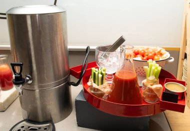 Domatesli ve buzlu kanlı Mary kokteyli.