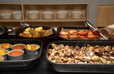 Kıtasal kahvaltı büfesi, yemek servisi ya da brunch masası büfesi. İçi her türlü lezzetli yemek, bir otelde ya da restoranda et tabağı.