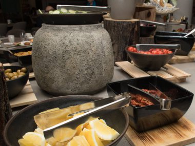 Kıtasal kahvaltı büfesi, yemek servisi ya da brunch masası büfesi. İçi her türlü lezzetli yemek, bir otelde ya da restoranda et tabağı.