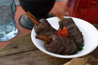 Tarçın çubuğunda Kofta. Taze Yemek Büfesi Yemek Yemeği Paylaşım Partisi Konsepti