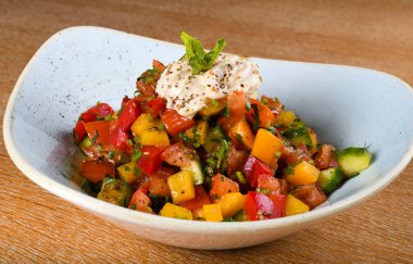 Flexitarian salatası. Yarı vejetaryen bir diyet, diğer bir deyişle flexitarian diyet, bitkisel gıdalar ve ara sıra et içeren bir diyettir..