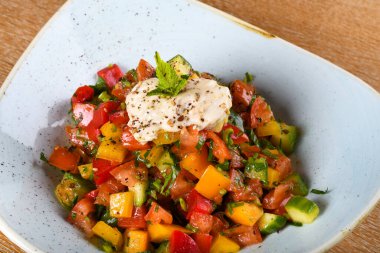 Flexitarian salatası. Yarı vejetaryen bir diyet, diğer bir deyişle flexitarian diyet, bitkisel gıdalar ve ara sıra et içeren bir diyettir..