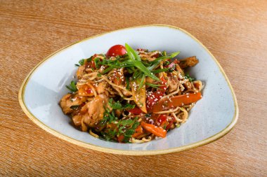 Tavuk, soya ve istiridye soslu erişte, susam yağı, zencefil, sarımsak, taze kişniş yaprağı. Geleneksel Asya yemeği. Çin yemeği spesiyali.