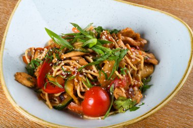 Tavuk, soya ve istiridye soslu erişte, susam yağı, zencefil, sarımsak, taze kişniş yaprağı. Geleneksel Asya yemeği. Çin yemeği spesiyali.