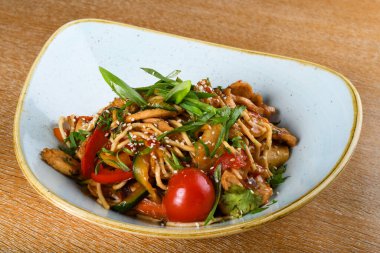 Tavuk, soya ve istiridye soslu erişte, susam yağı, zencefil, sarımsak, taze kişniş yaprağı. Geleneksel Asya yemeği. Çin yemeği spesiyali.