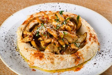 Humus, tahini, limon suyu ve sarımsakla harmanlanmış, pişmiş, bezelye püresi püresinden yapılan sos, yayılmış veya tuzlu bir yemektir. Orta Doğu ve Akdeniz 'in yanı sıra Orta Doğu' da popülerdir.