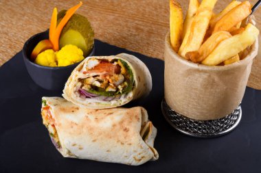 Orta Doğu mutfağında Shawarma yemeği ince dilimler halinde dilimlenmiş koni şeklinde istiflenmiş ve yavaşça dikey kavrulmuş ya da tükürüklenmiş. Kuzu, domuz, koyun eti, hindi, sığır eti, dana eti.