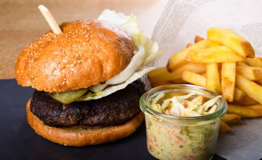 Sulu sığır burger. Patates kızartmalı ve soslu kıymalı börek.