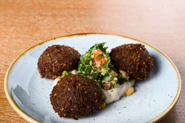 Falafel kızarmış bir top, ya da düz ya da çöreğe benzer bir köfte, nohuttan, bezelye tanesinden ya da her ikisi birden yapılır. Bitkiler, baharatlar, soğanlar. Büyük ihtimalle Mısır kökenli Orta Doğu yemekleri..