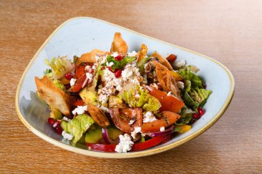 Fattoush, turp ve domates gibi karışık sebze ve sebzelerle karıştırılmış kızarmış khubz parçalarından yapılan bir Levantine salatasıdır..