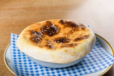 Kebap köfteleri beyaz bir kasede, üstünde pide ekmek kapağı ile servis ediliyor. Kebaplar dilimlenmiş ya da kıyma, bazen sebzelerle, gerçi kebaplar tipik olarak bir köknar üzerinde pişirilir.