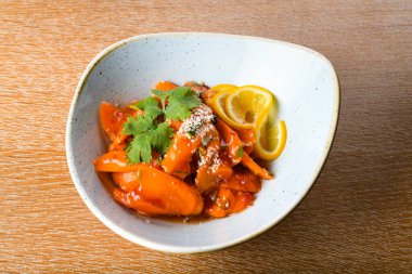 Baharatlı havuç salatası, Doğu Akdeniz yemeği, geleneksel klasik ve gösterişli yemek tarifi. Lübnan ya da Levantine yemekleri spesiyalitesi, Fransız ya da Türk mutfağında da bulunur.