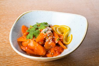 Baharatlı havuç salatası, Doğu Akdeniz yemeği, geleneksel klasik ve gösterişli yemek tarifi. Lübnan ya da Levantine yemekleri spesiyalitesi, Fransız ya da Türk mutfağında da bulunur.