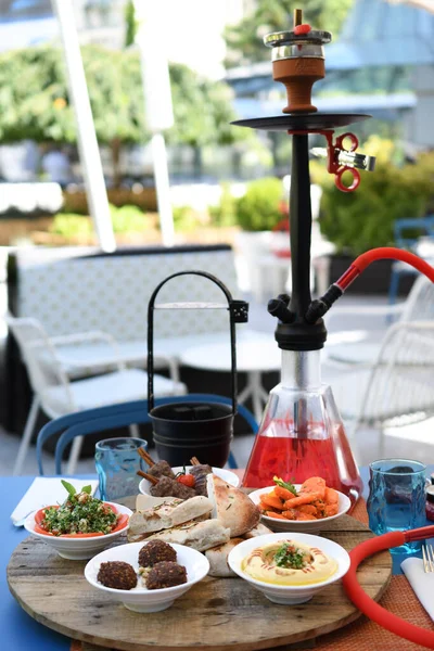 Shisha Narguilé Sur Table Restaurant Dans Jardin Narguilé Métal Sur — Photo