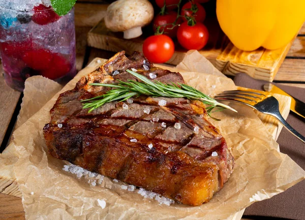 Gegrilltes Steak Mit Gemüse Meersalz Rosmarin Und Gewürzen Auf Dem — Stockfoto