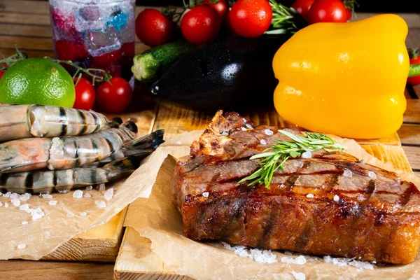 Grillezett Steak Zöldségekkel Tengeri Sóval Rozmaringgal Fűszerekkel Éttermi Asztalon — Stock Fotó