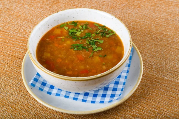 Sopa Lentejas Frescas Tazón Blanco Servido Restaurante Enfoque Selectivo Comida —  Fotos de Stock