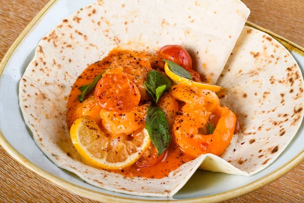 Camarones Salteados Con Ajo Vino Blanco Tomates Cherry Albahaca Fresca — Foto de Stock