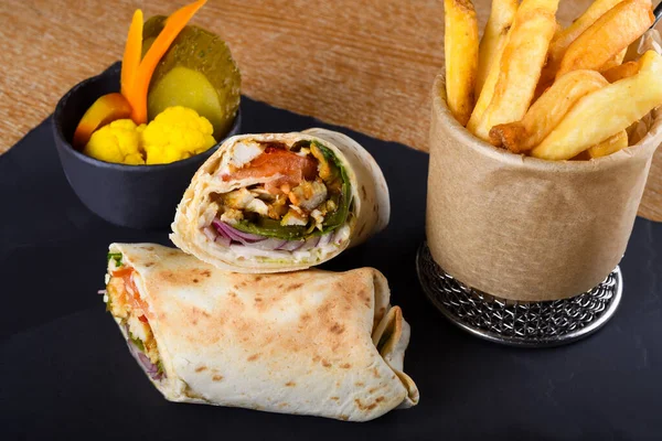 Piatto Shawarma Nella Cucina Mediorientale Carne Tagliata Fette Sottili Impilato — Foto Stock