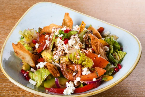 Fattoush Este Salată Levantină Făcută Din Bucăți Prăjite Sau Prăjite — Fotografie, imagine de stoc