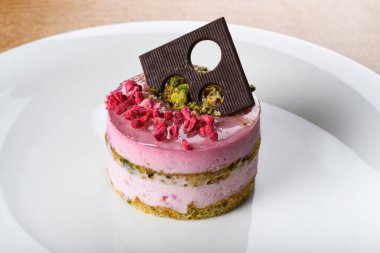 Fıstıklı ve ahududulu Ricotta peynirli kek. Cheesecake bir veya daha fazla katmandan oluşan tatlı bir tatlıdır. Ana ve en kalın katman yumuşak, taze peynir, yumurta ve s karışımından oluşur.