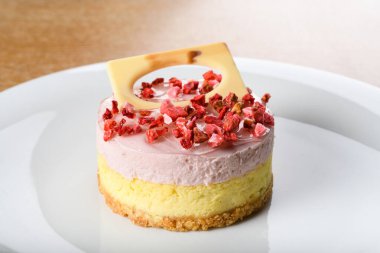 Çilekli duo peynirli kek. Cheesecake bir veya daha fazla katmandan oluşan tatlı bir tatlıdır. Ana ve en kalın katman yumuşak, taze peynir, yumurta ve şeker karışımından oluşur..