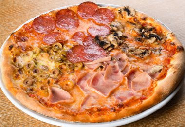 Pizza quattro stagioni, İtalyan mutfağında çeşitli malzemelerle hazırlanmış çeşitli pizza çeşididir ve her bölüm yılın bir sezonunu temsil eder..