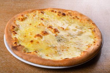 Quattro formaggi dört çeşit peynirli İtalyan pizzasıdır: mozzarella, gorgonzola, parmesan, taleggio.