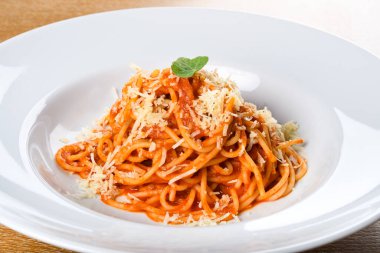 Napoli soslu spagetti Napoli, Napolyon sosu, spagetti Napoli, spagetti, domates ve lezzetli zeytinlerle hazırlanmış geleneksel İtalyan makarna yemeği..