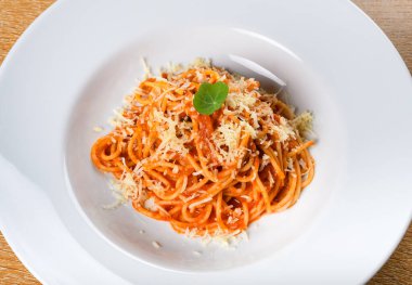 Napoli soslu spagetti Napoli, Napolyon sosu, spagetti Napoli, spagetti, domates ve lezzetli zeytinlerle hazırlanmış geleneksel İtalyan makarna yemeği..