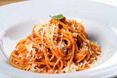 Napoli soslu spagetti Napoli, Napolyon sosu, spagetti Napoli, spagetti, domates ve lezzetli zeytinlerle hazırlanmış geleneksel İtalyan makarna yemeği..