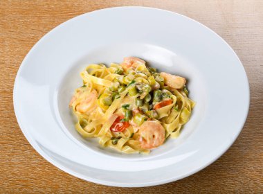 Kuşkonmaz, karides ya da karides soslu İtalyan tagliatelle. Taze Yemek Yeme Konsepti