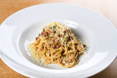 Spagetti carbonara, spesifik geleneksel İtalyan yemeği: pastırma, yumurta, parmesan talaşı, maydanoz, sert peynir, pişirilmiş domuz eti. Roma 'dan İtalyan makarnası.