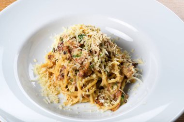 Spagetti carbonara, spesifik geleneksel İtalyan yemeği: pastırma, yumurta, parmesan talaşı, maydanoz, sert peynir, pişirilmiş domuz eti. Roma 'dan İtalyan makarnası.