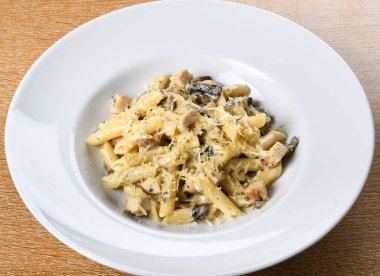 Geleneksel otantik İtalyan penne al pollo e funghi makarna mantarlı, tavuklu ve parmesan peynirli.