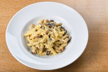 Geleneksel otantik İtalyan penne al pollo e funghi makarna mantarlı, tavuklu ve parmesan peynirli.