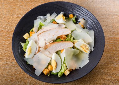 Sezar salatası, limon suyu, zeytin yağı, yumurta, Worcestershire sosu, ançüez, sarımsak, Dijon hardalı, parmesan peyniri ve karabiber soslu yeşil marul ve kızarmış ekmek salatasıdır..