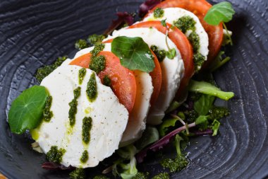Caprese salatası, İtalyan salatasıdır. Dilimlenmiş taze mozzarella, domates ve tatlı fesleğenden yapılır. Insalata Caprese