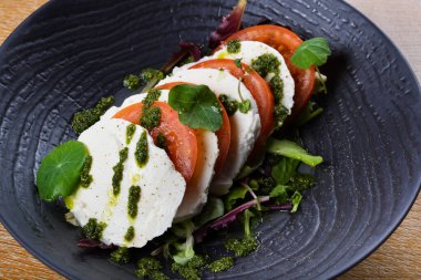 Caprese salatası, İtalyan salatasıdır. Dilimlenmiş taze mozzarella, domates ve tatlı fesleğenden yapılır. Insalata Caprese