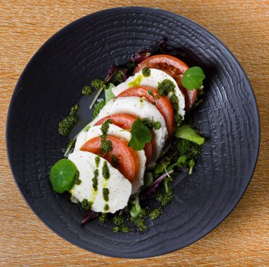 Caprese salatası, İtalyan salatasıdır. Dilimlenmiş taze mozzarella, domates ve tatlı fesleğenden yapılır. Insalata Caprese