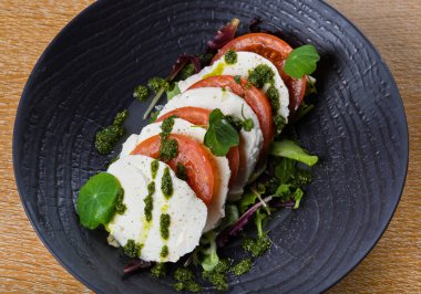 Caprese salatası, İtalyan salatasıdır. Dilimlenmiş taze mozzarella, domates ve tatlı fesleğenden yapılır. Insalata Caprese