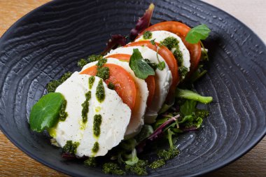 Caprese salatası, İtalyan salatasıdır. Dilimlenmiş taze mozzarella, domates ve tatlı fesleğenden yapılır. Insalata Caprese