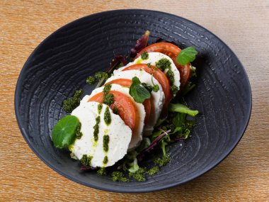 Caprese salatası, İtalyan salatasıdır. Dilimlenmiş taze mozzarella, domates ve tatlı fesleğenden yapılır. Insalata Caprese