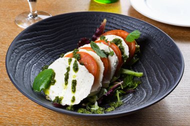 Caprese salatası, İtalyan salatasıdır. Dilimlenmiş taze mozzarella, domates ve tatlı fesleğenden yapılır. Insalata Caprese