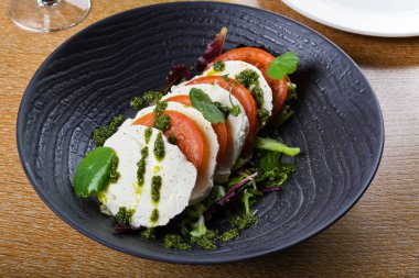 Caprese salatası, İtalyan salatasıdır. Dilimlenmiş taze mozzarella, domates ve tatlı fesleğenden yapılır. Insalata Caprese