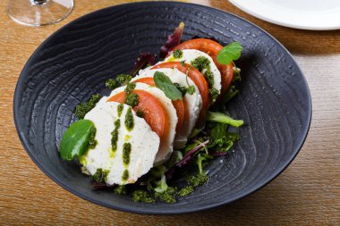 Caprese salatası, İtalyan salatasıdır. Dilimlenmiş taze mozzarella, domates ve tatlı fesleğenden yapılır. Insalata Caprese