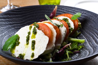 Caprese salatası, İtalyan salatasıdır. Dilimlenmiş taze mozzarella, domates ve tatlı fesleğenden yapılır. Insalata Caprese