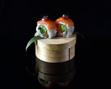 Basit suşi nigiri maki seti siyah arka planda izole edildi. Geleneksel Japon yemeklerinin çeşitli çeşitleri. Fotokopi alanlı taze deniz ürünleri Asya mutfağı spesiyali. Yemek çubukları, hiç kimse, suşi tabağı.